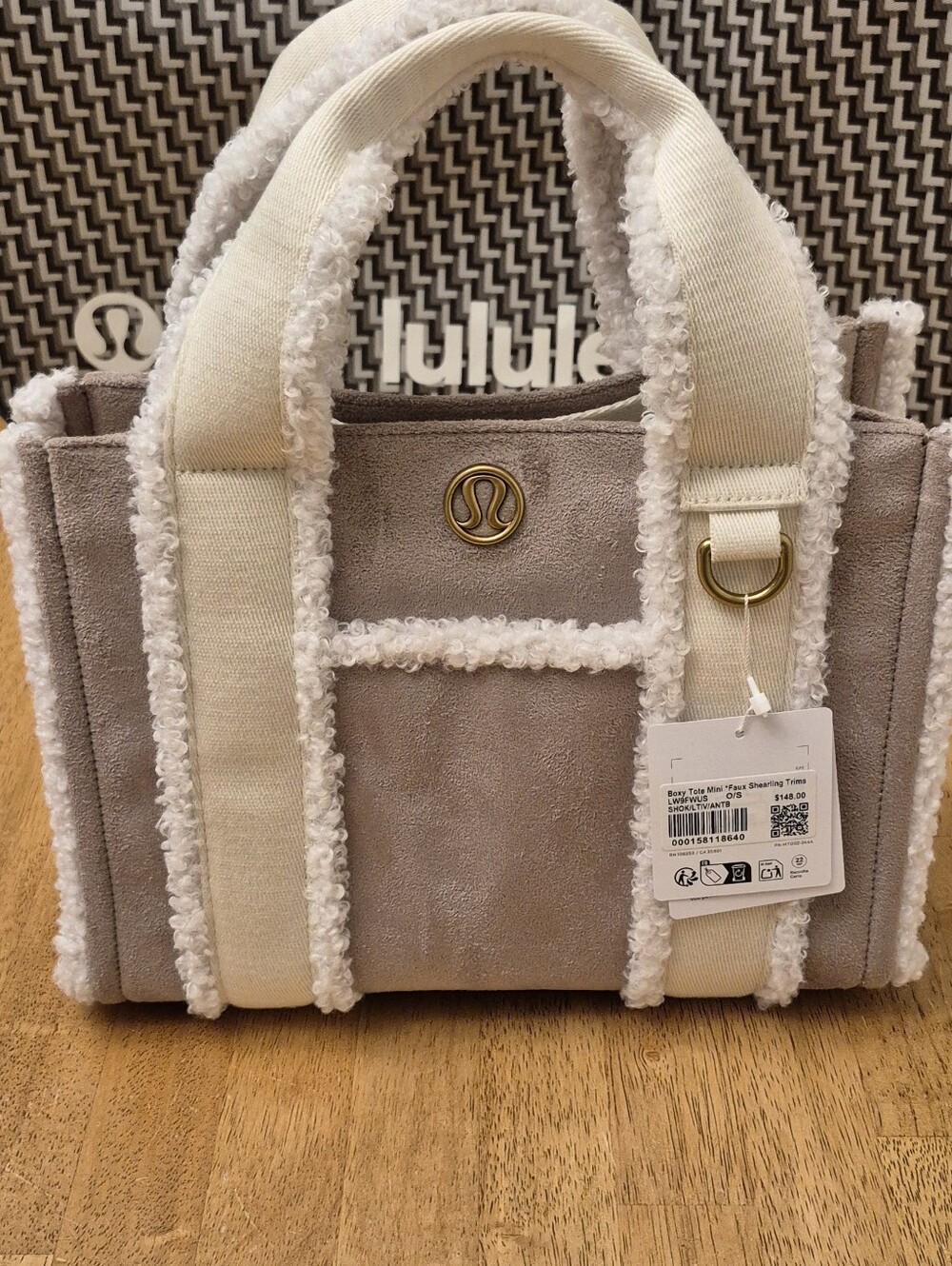 Lululemon Oak Tan Ivory & Gold Hardware Shearling Trim Boxy Tote Bag 4.5L $148 R - Picture 3 of 11